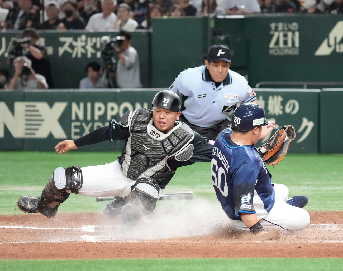 ロッテ対西武　7回表西武2死一、二塁、二塁走者の中村（右）は岸の左前適時打で勝ち越しの生還を果たす。捕手ロッテ田村、球審は西本（撮影・小沢裕）