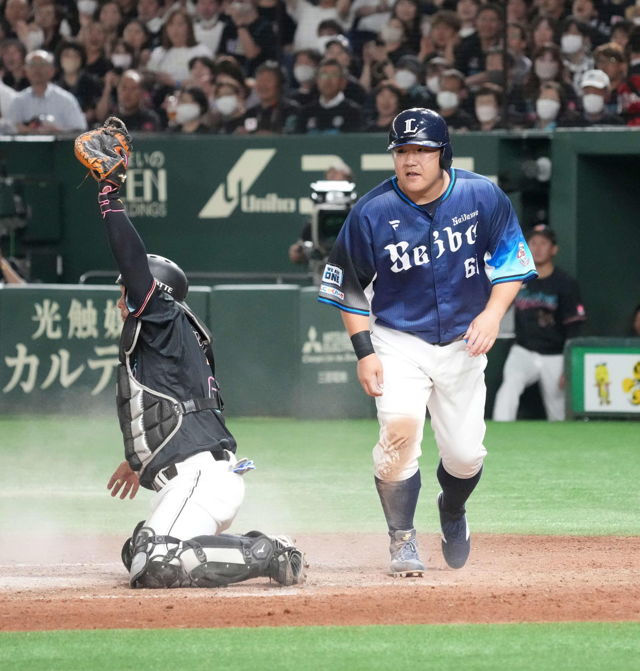 ロッテ対西武　7回表西武2死一、二塁、二塁走者の中村（右）は岸の左前適時打で勝ち越しの生還を果たす。捕手ロッテ田村（撮影・小沢裕）
