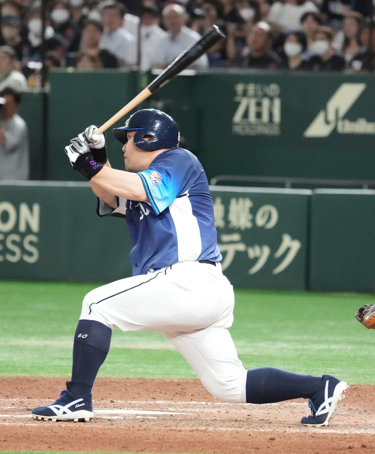 ロッテ対西武　7回表西武2死、中村は右翼へ二塁打を放つ（撮影・小沢裕）