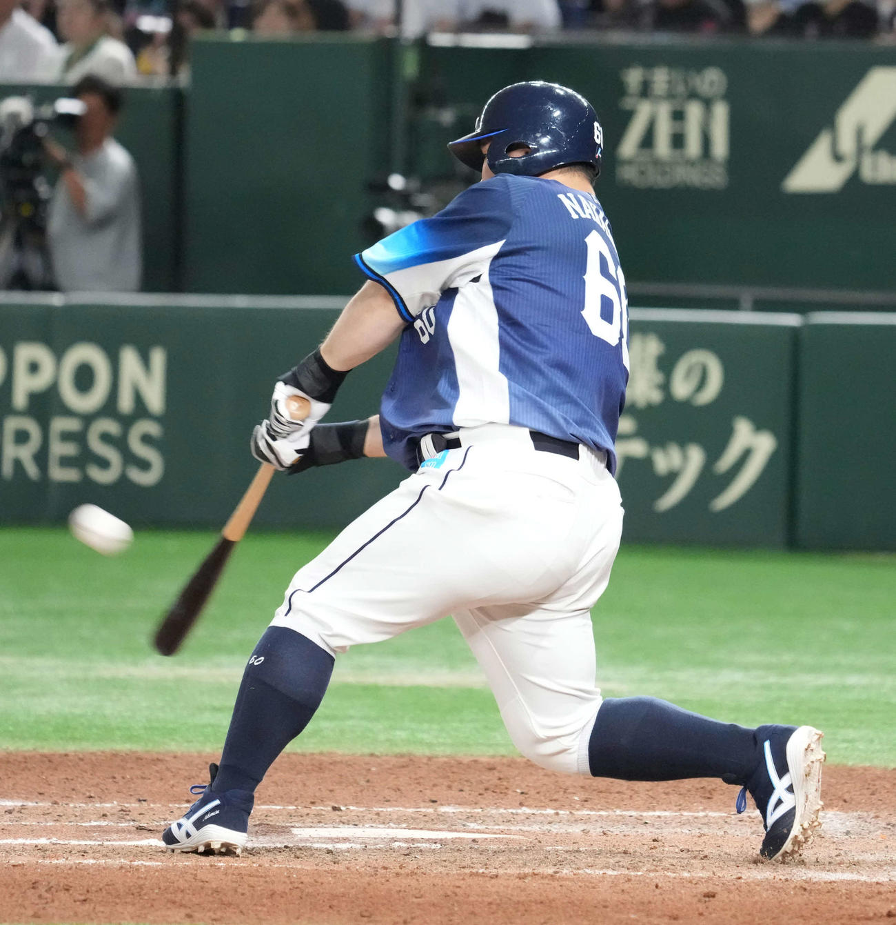 ロッテ対西武　7回表西武2死、中村は右翼へ二塁打を放つ（撮影・小沢裕）