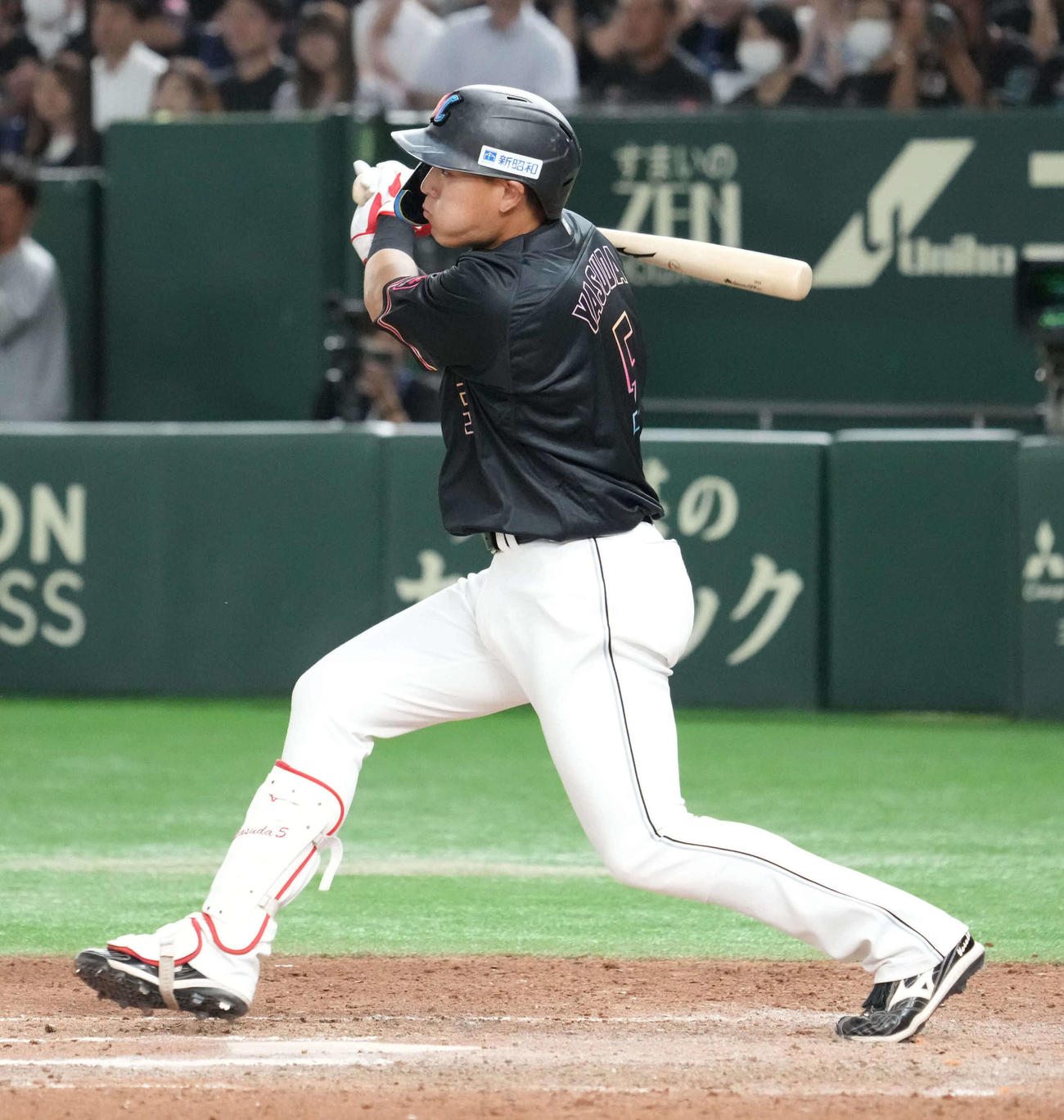 ロッテ対西武　10回裏ロッテ2死二、三塁、安田は中前にサヨナラ打を放つ（撮影・小沢裕）