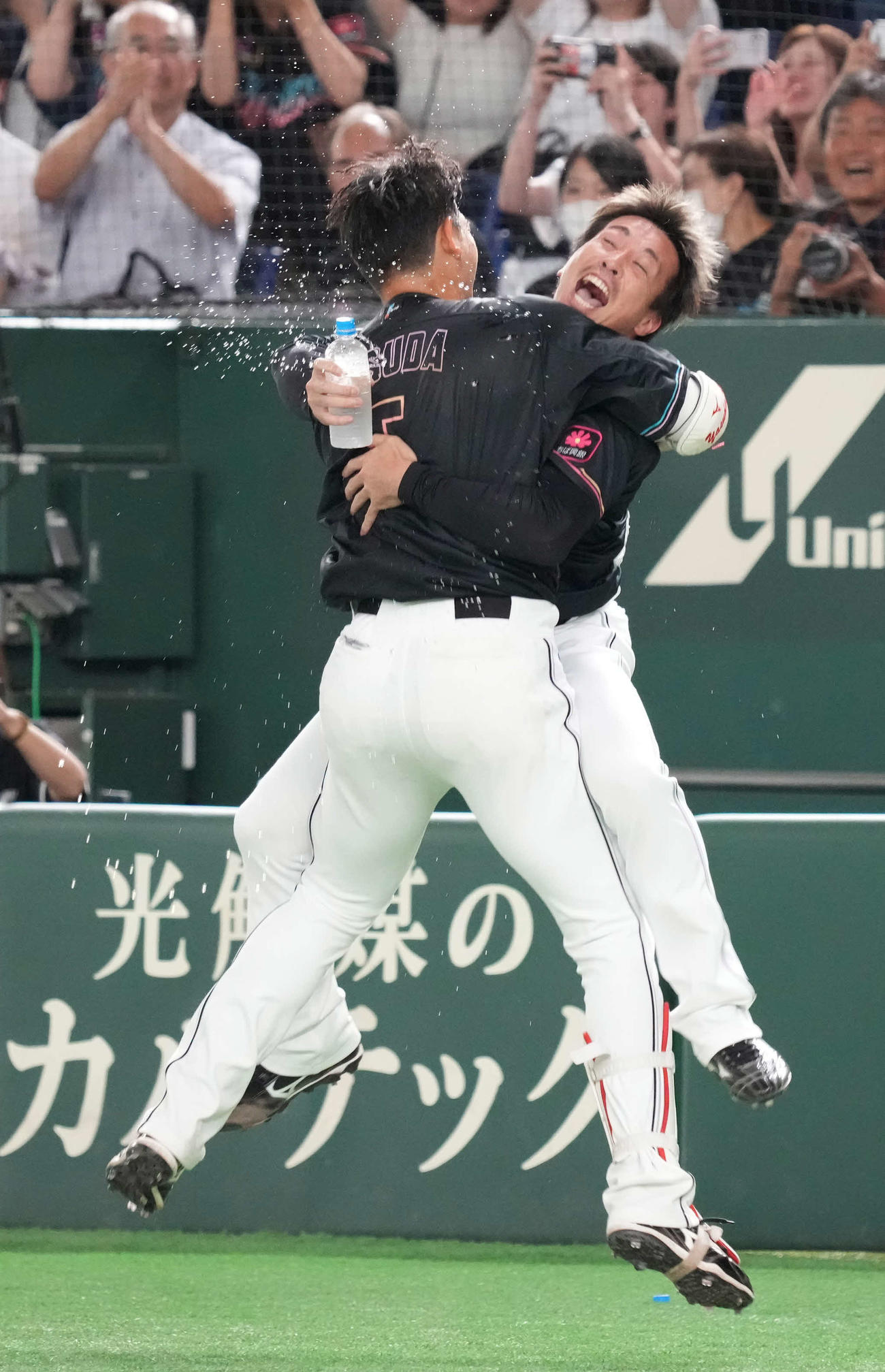 ロッテ対西武　延長10回裏ロッテ2死二、三塁、安田（左）は中前にサヨナラ打を放ち益田の祝福を受ける（撮影・小沢裕）