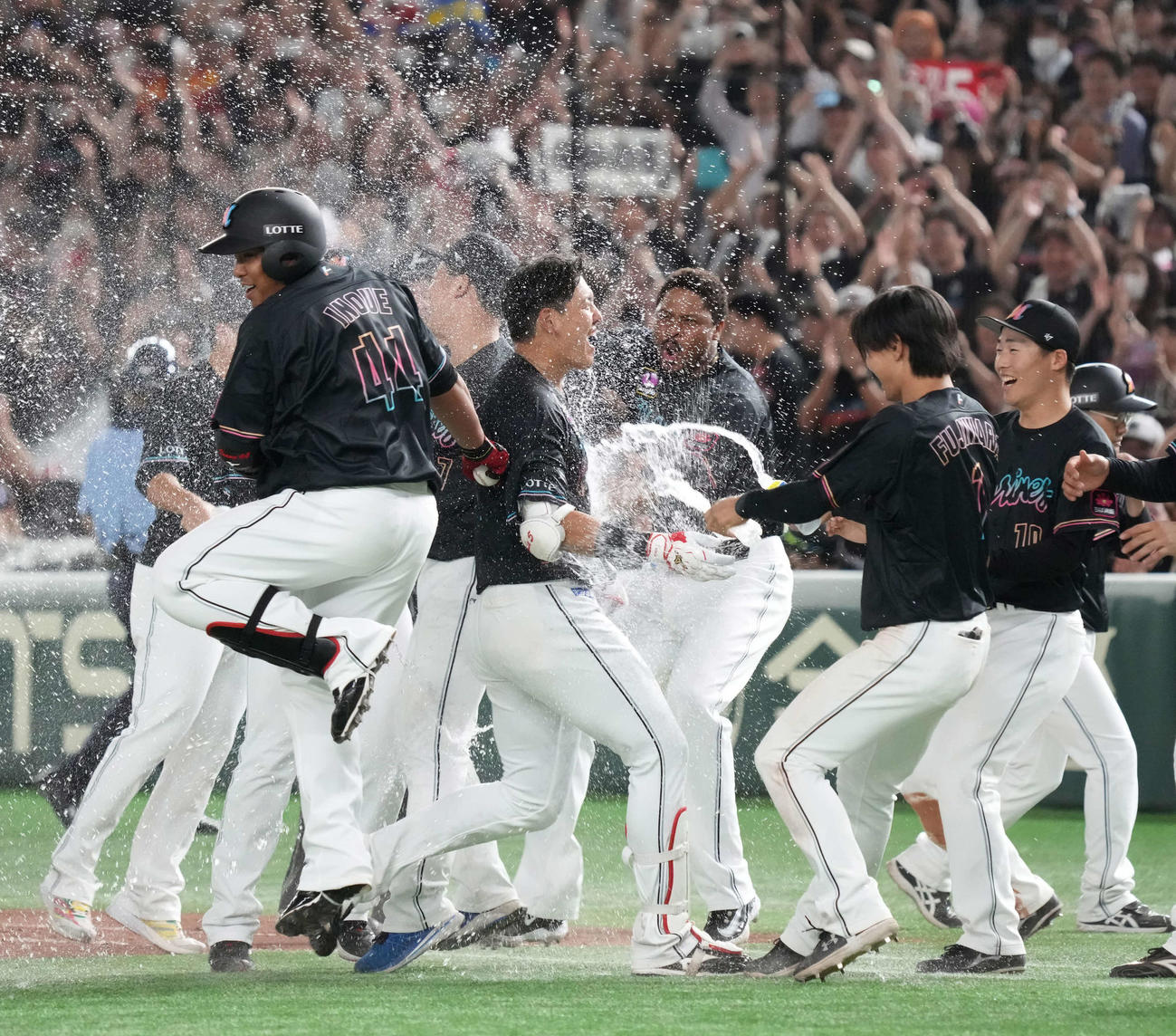 ロッテ対西武　延長10回裏ロッテ2死二、三塁、安田は中前にサヨナラ打を放ち歓喜のナインから手荒いウオーターシャワーを浴びせられる（撮影・小沢裕）