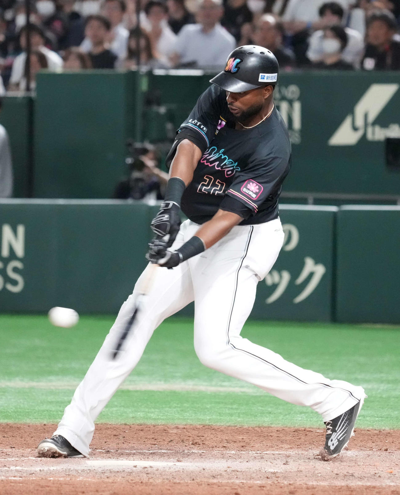 ロッテ対西武　8回裏ロッテ無死一塁、ポランコは右越えに同点2点本塁打を放つ（撮影・小沢裕）