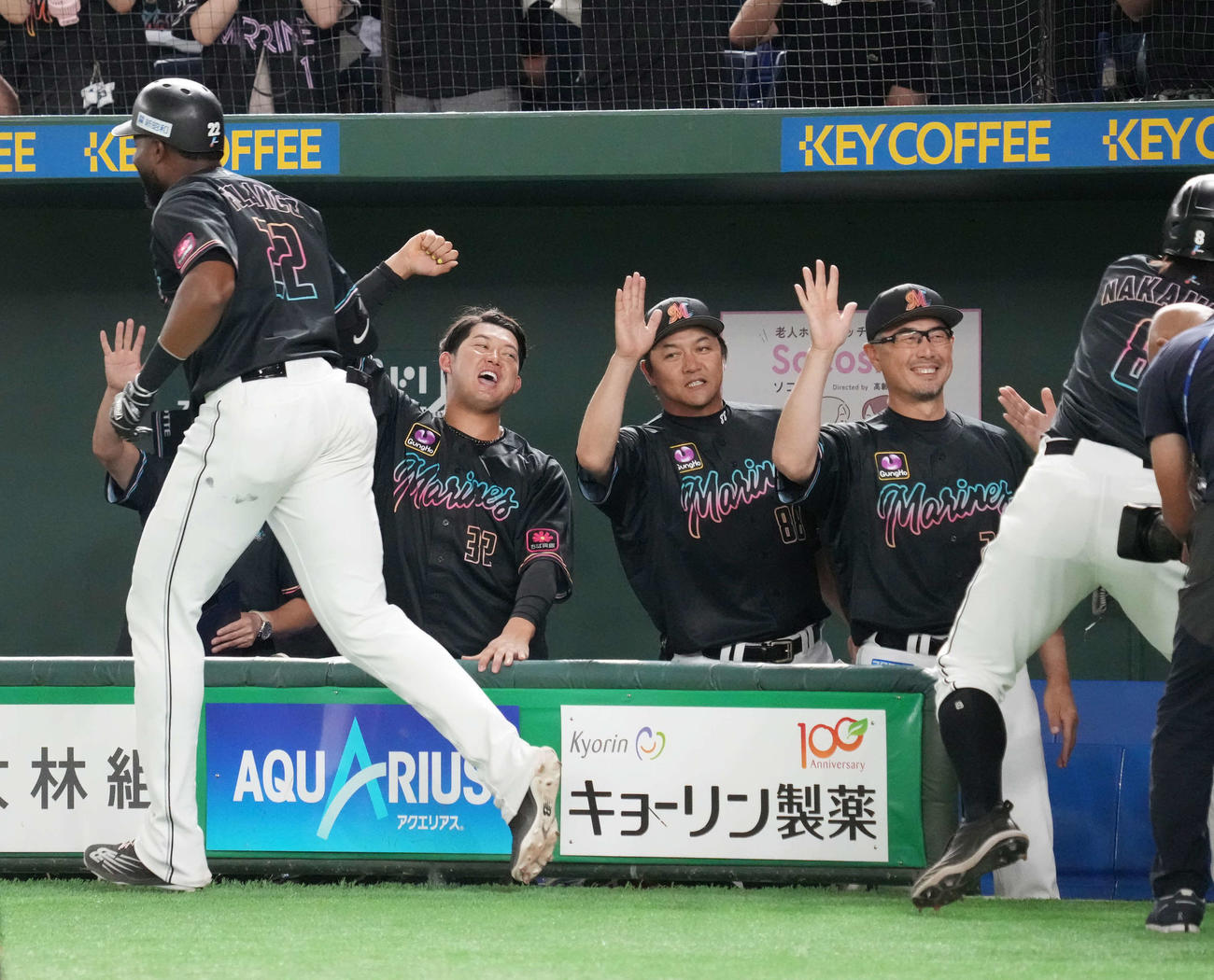 ロッテ対西武　8回裏ロッテ無死一塁、ポランコ（左）は右越えに同点2点本塁打を放ちベンチのナインの祝福を受ける。右から2人目は吉井監督（撮影・小沢裕）
