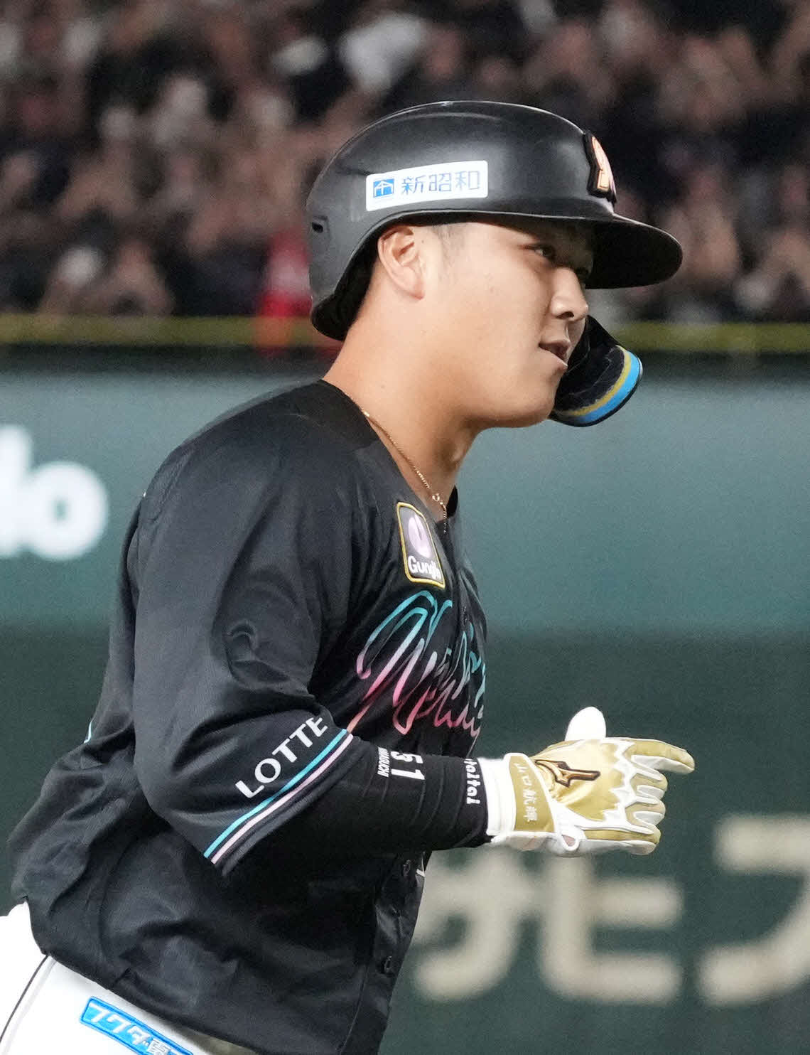 ロッテ対西武　3回裏ロッテ2死一塁、山口は左越えに逆転の2点本塁打を放ち三塁をまわる（撮影・小沢裕）