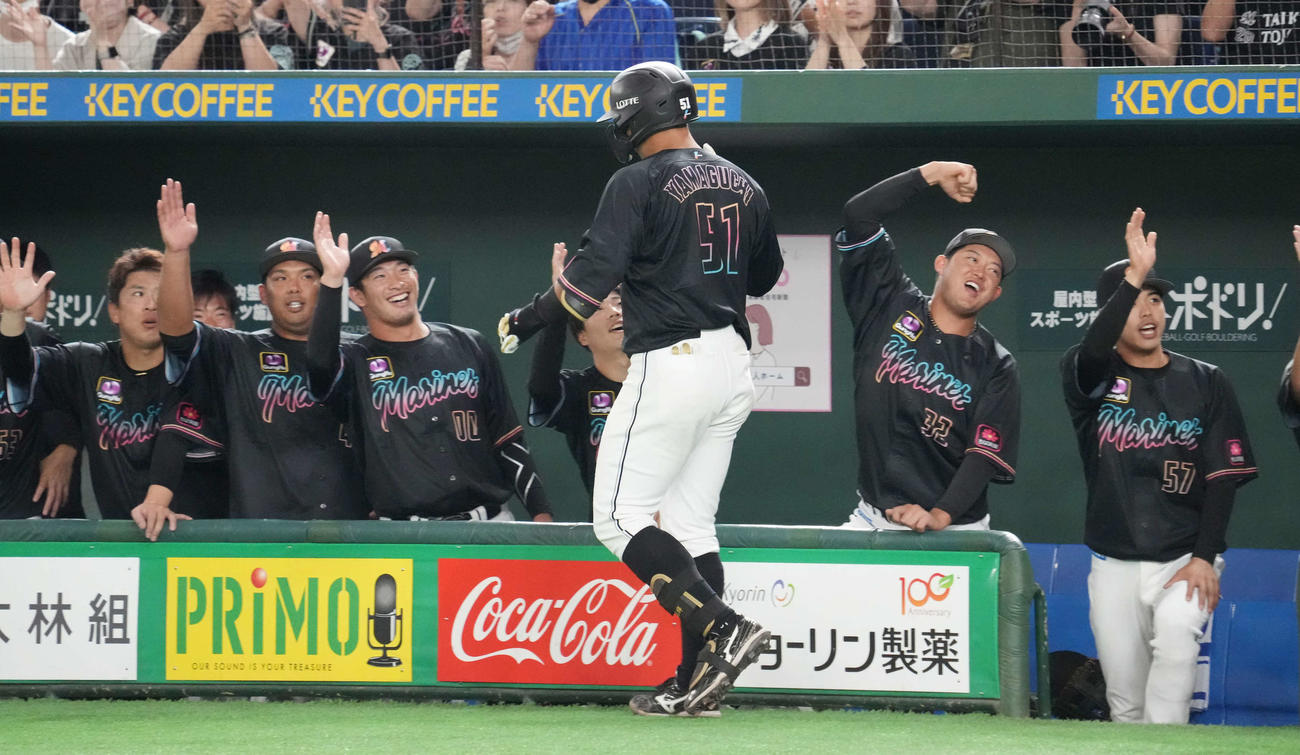 ロッテ対西武　3回裏ロッテ2死一塁、山口は左越えに逆転の2点本塁打を放ちベンチのナインの祝福を受ける（撮影・小沢裕）