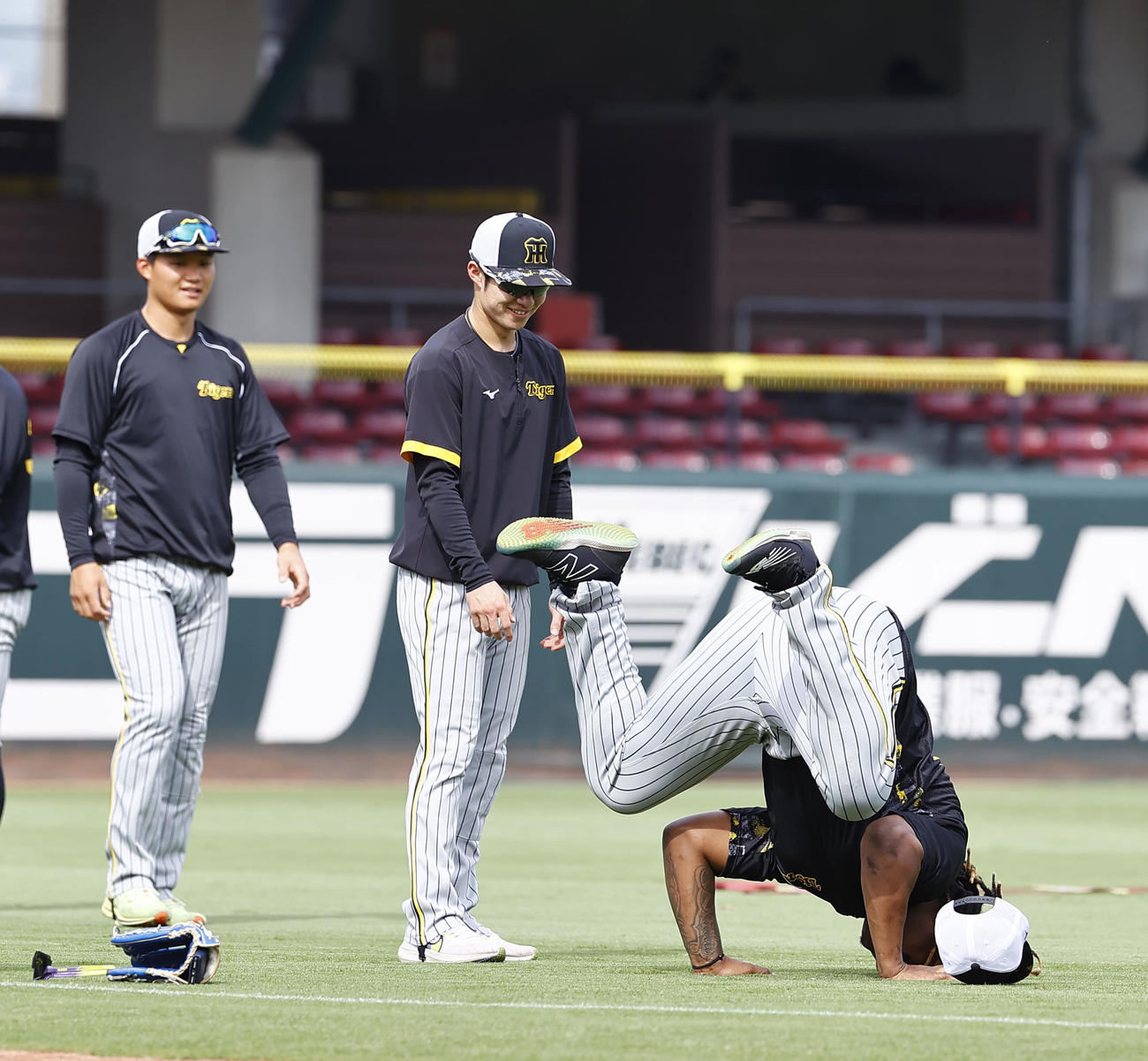 カエルポーズから倒立に挑戦する阪神ミエセス（撮影・藤尾明華）