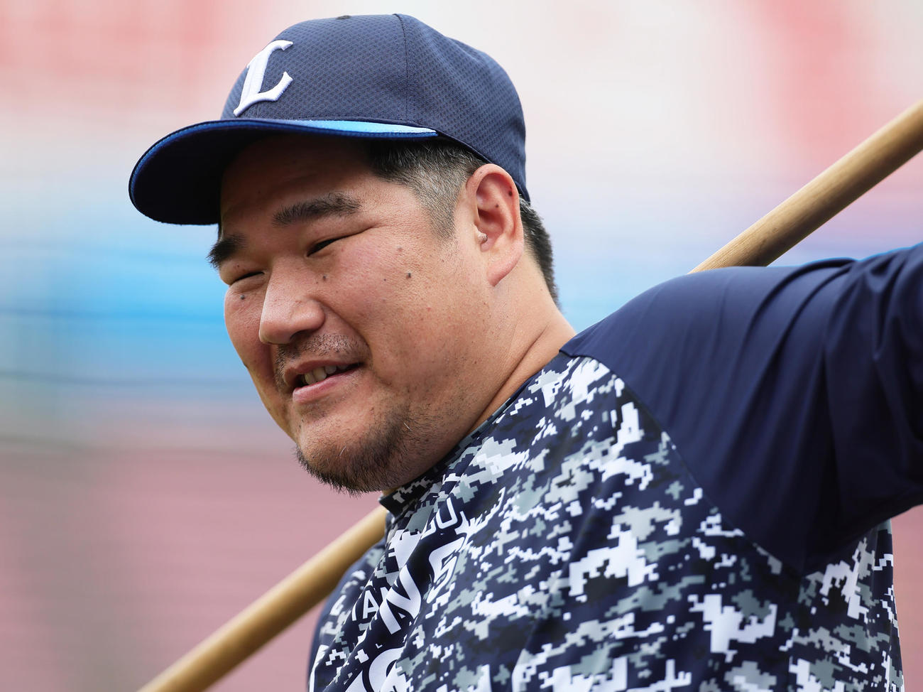 試合前練習中、笑顔を見せる西武中村（2023年6月23日）