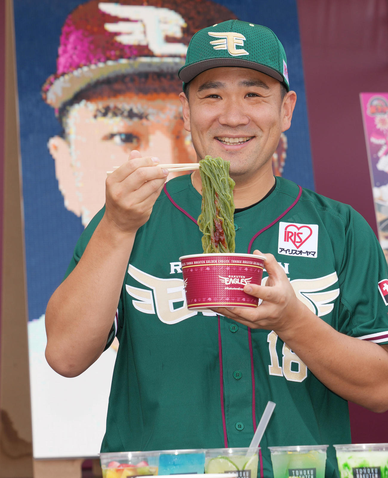 「夏スタ！イーグルス真夏の大冒険！」の記者会見で期間限定グルメのわかめ冷麺を試食する田中将（撮影・狩俣裕三）