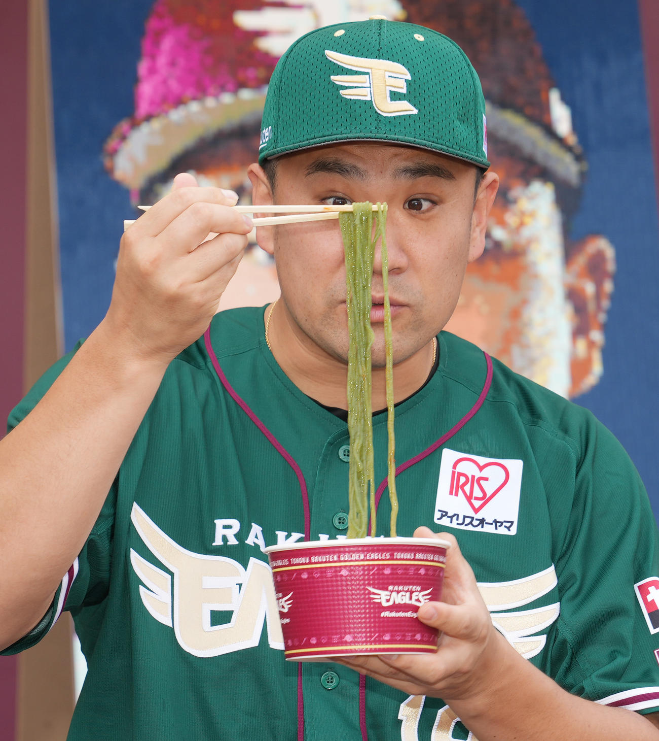 「夏スタ！イーグルス真夏の大冒険！」の記者会見で期間限定グルメのわかめ冷麺の麺をまじまじと見つめる田中将（撮影・狩俣裕三）
