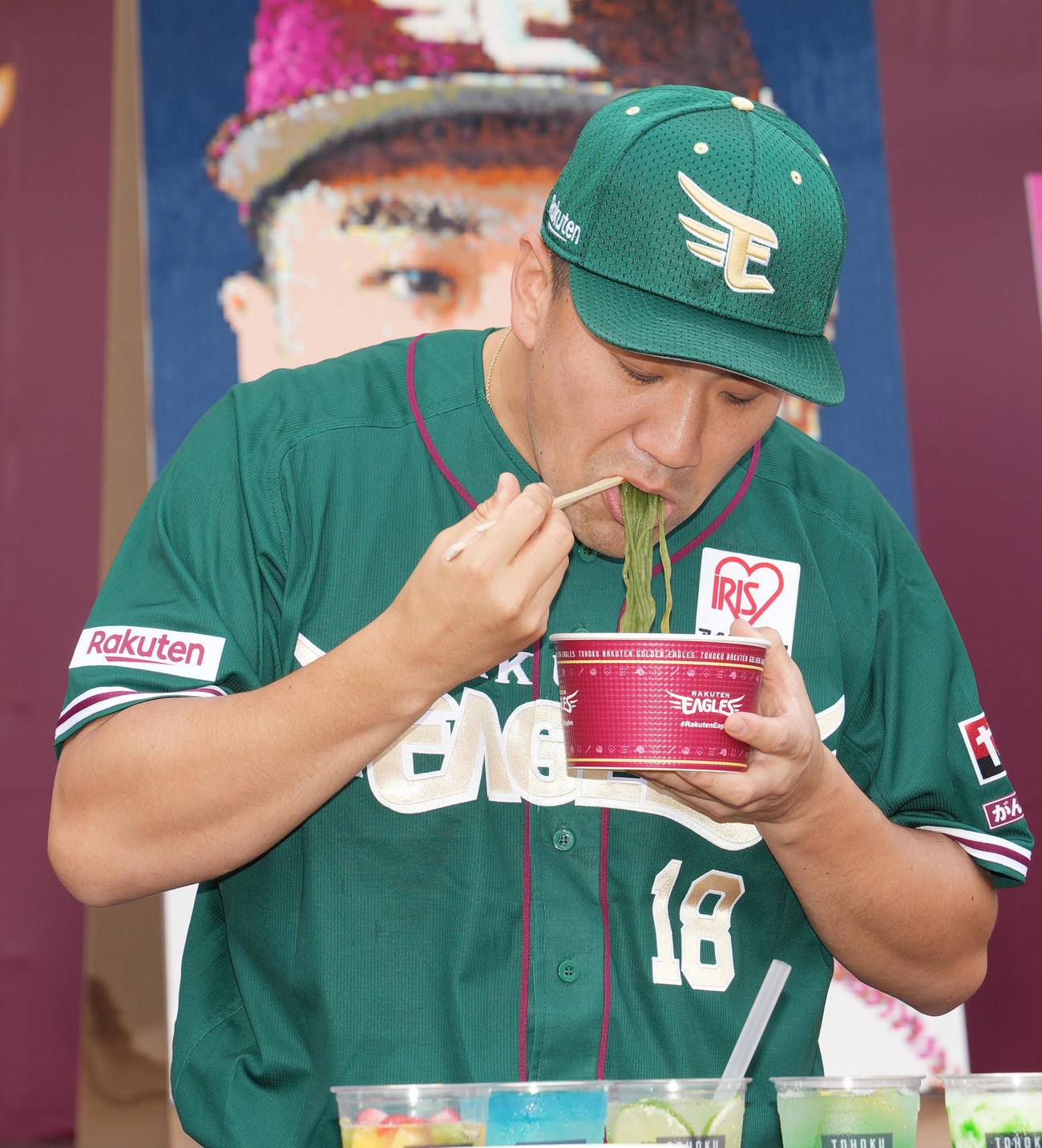 「夏スタ！イーグルス真夏の大冒険！」の記者会見で期間限定グルメのわかめ冷麺を試食する田中将（撮影・狩俣裕三）