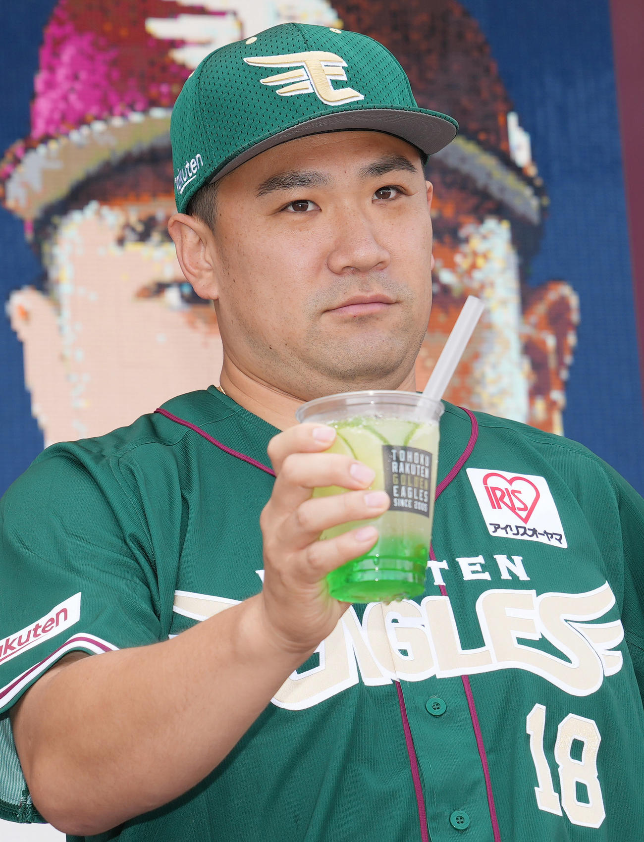 「夏スタ！イーグルス真夏の大冒険！」の記者会見で期間限定グルメの飲み物を手にポーズを決める田中将（撮影・狩俣裕三）