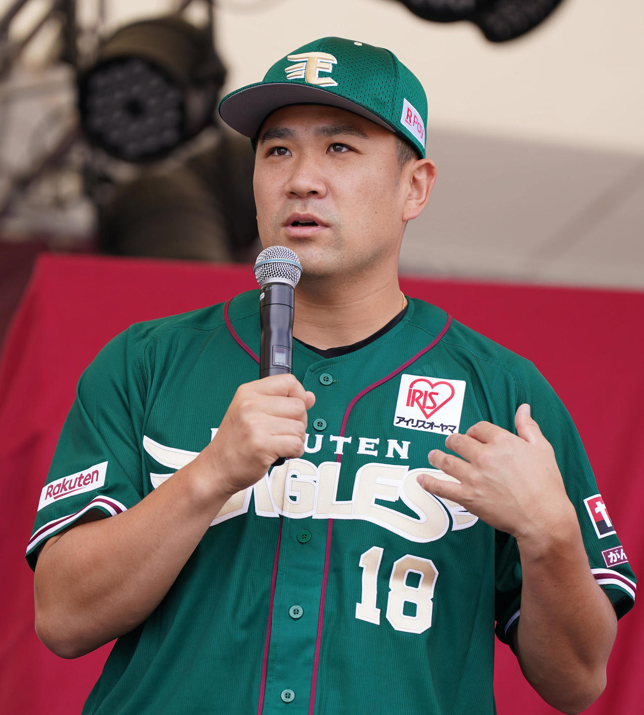 「夏スタ！イーグルス真夏の大冒険！」の記者会見で「常盤色」のユニホームは「相性がいい」と話す田中将（撮影・狩俣裕三）