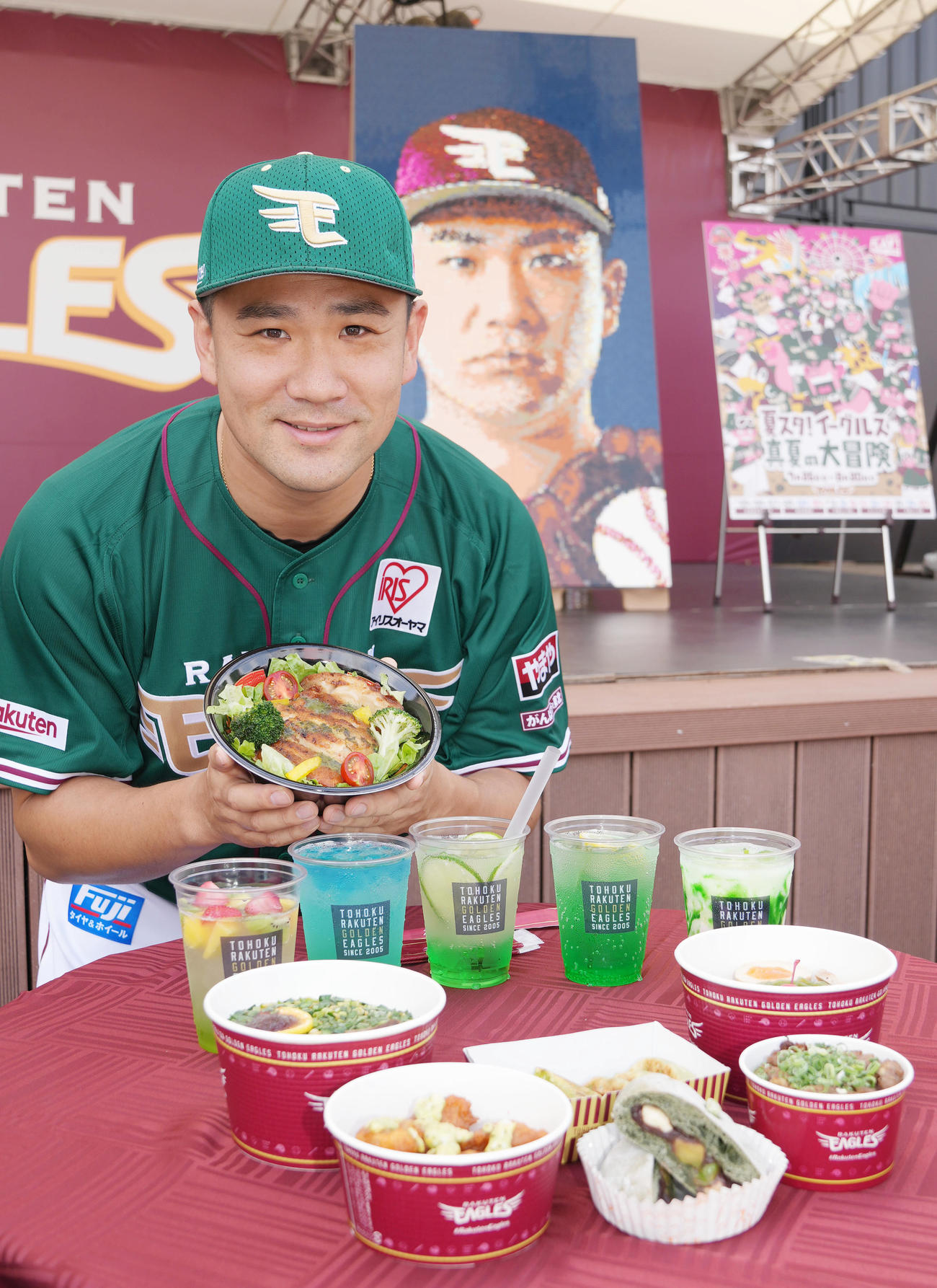 「夏スタ！イーグルス真夏の大冒険！」の記者会見で期間限定グルメのわかめ冷麺を試食する田中将（撮影・狩俣裕三）