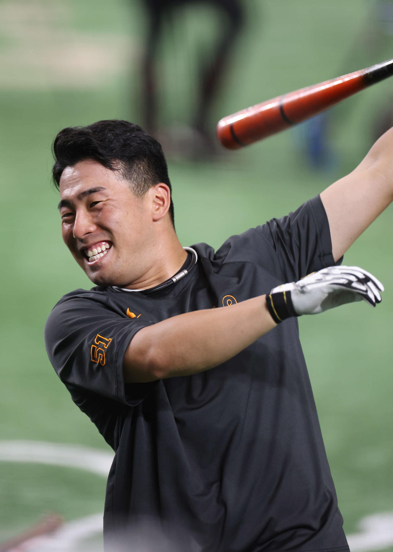 巨人対DeNA　試合前、笑顔で打撃練習する巨人浅野（撮影・宮地輝）