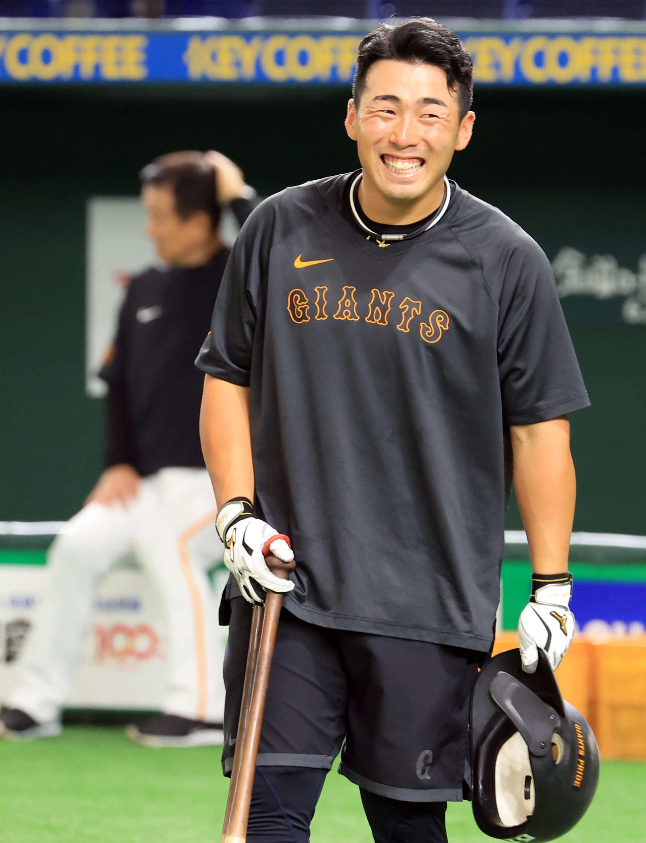巨人対DeNA　試合前練習中、笑顔を見せる巨人浅野。後方は原監督（撮影・浅見桂子）
