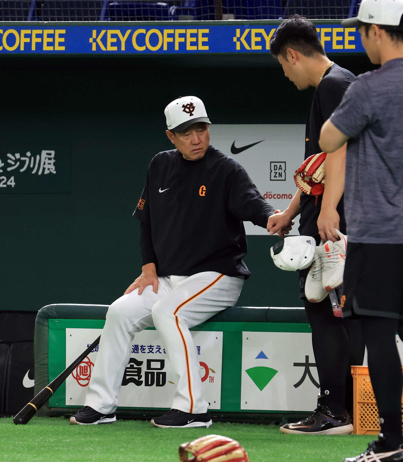 巨人対DeNA　試合前、巨人岡本和（右）の腕をとり話しかける原監督（撮影・浅見桂子）
