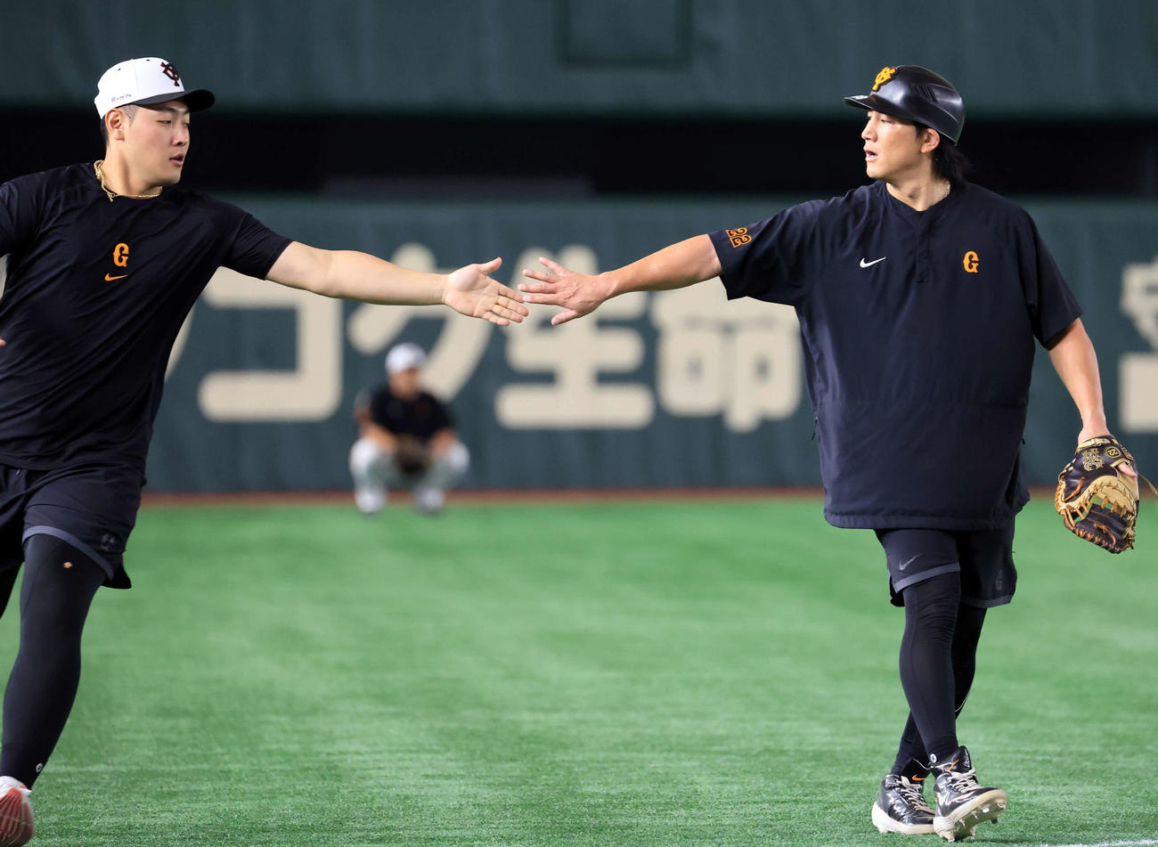 巨人対DeNA　試合前練習中、ハイタッチする巨人小林（右）と岡本和真（撮影・浅見桂子）