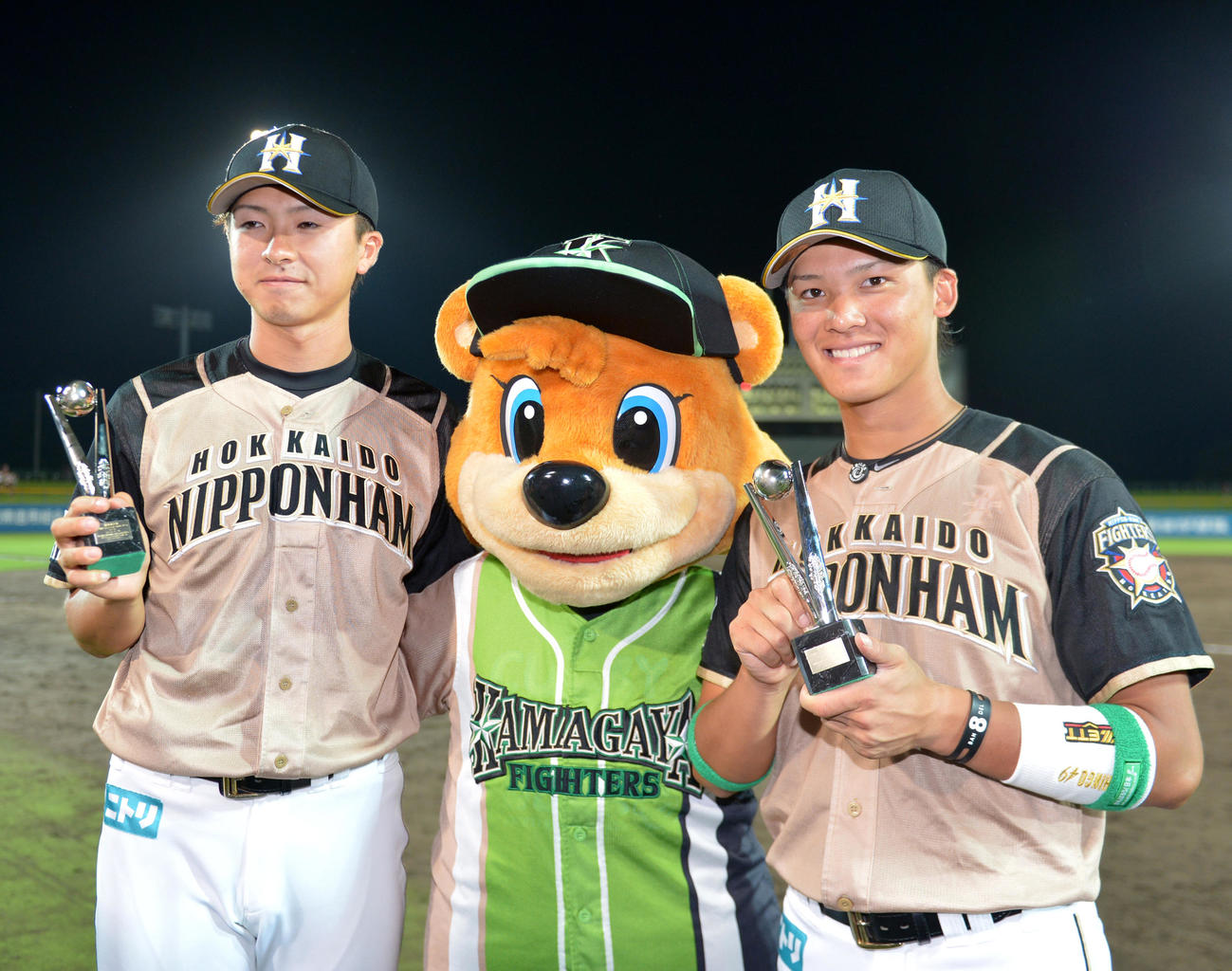 2013年7月、フレッシュオールスターで優秀選手賞に選ばれ笑顔の日本ハム上沢（左）と石川