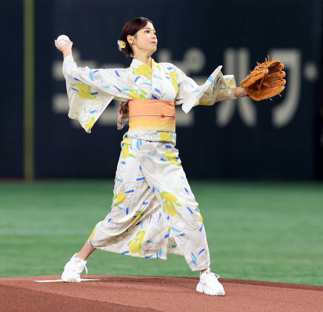巨人対DeNA　始球式に登場した鷲見玲奈アナウンサー（撮影・浅見桂子）