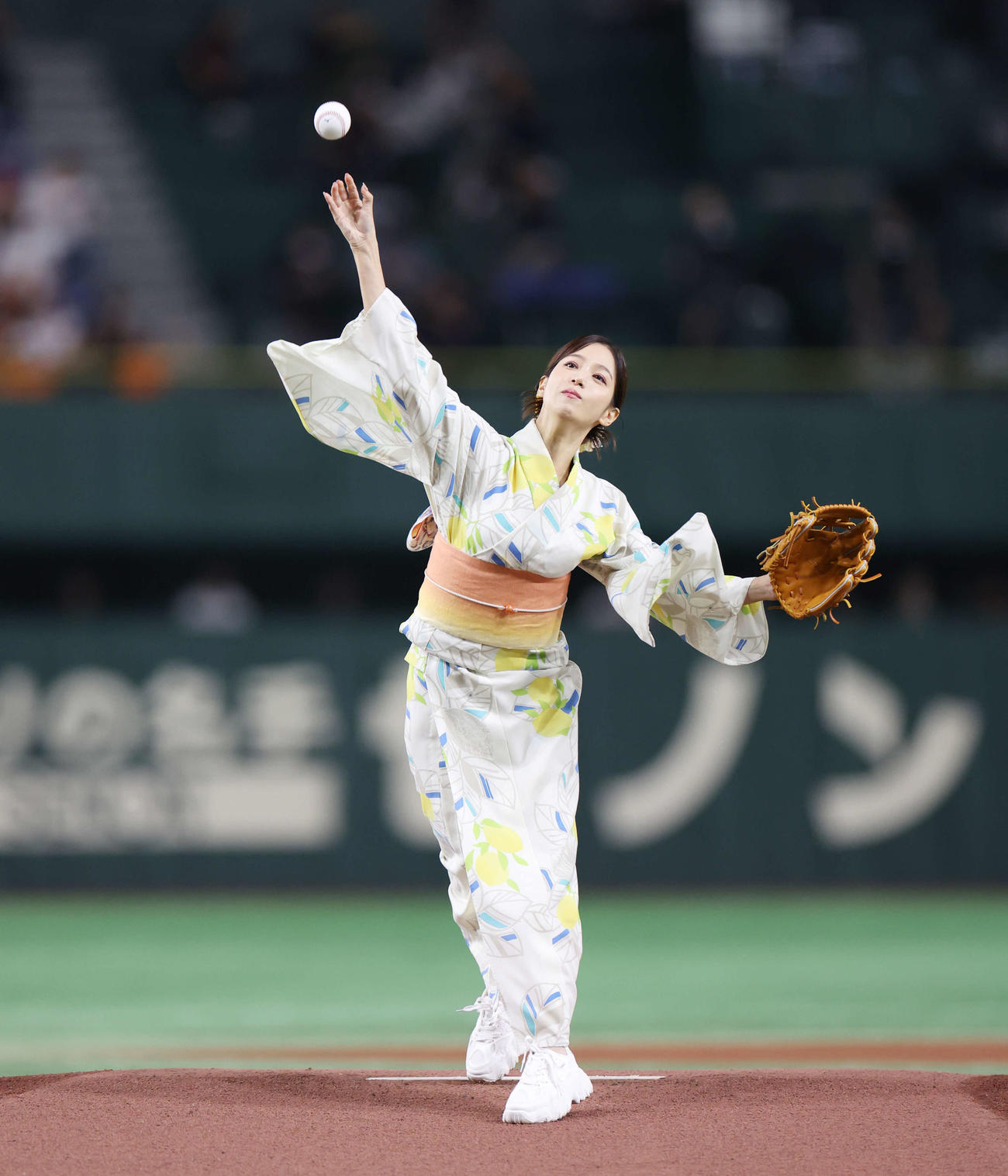 巨人対DeNA　始球式で投球する鷲見玲奈アナウンサー（撮影・宮地輝）