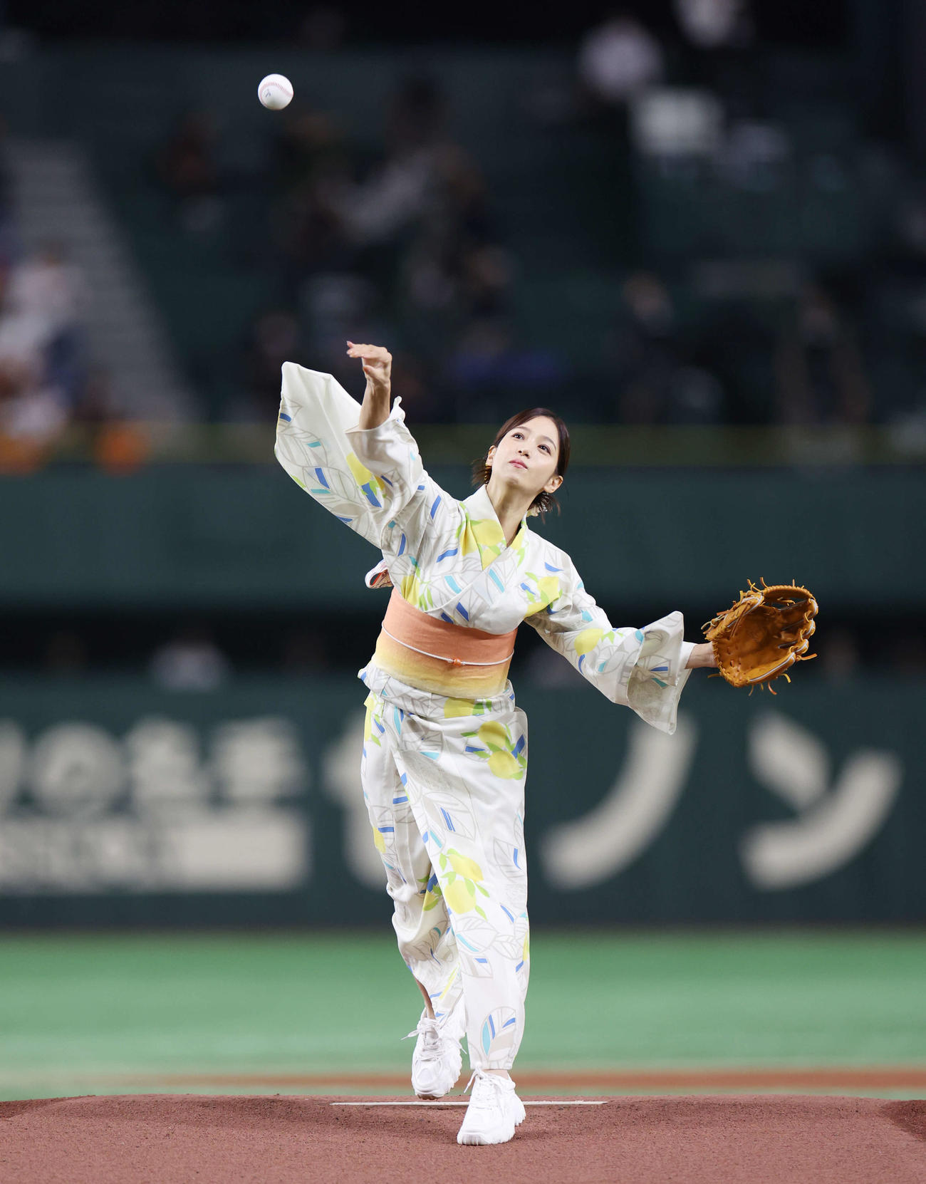 巨人対DeNA　始球式で投球する鷲見玲奈アナウンサー（撮影・宮地輝）