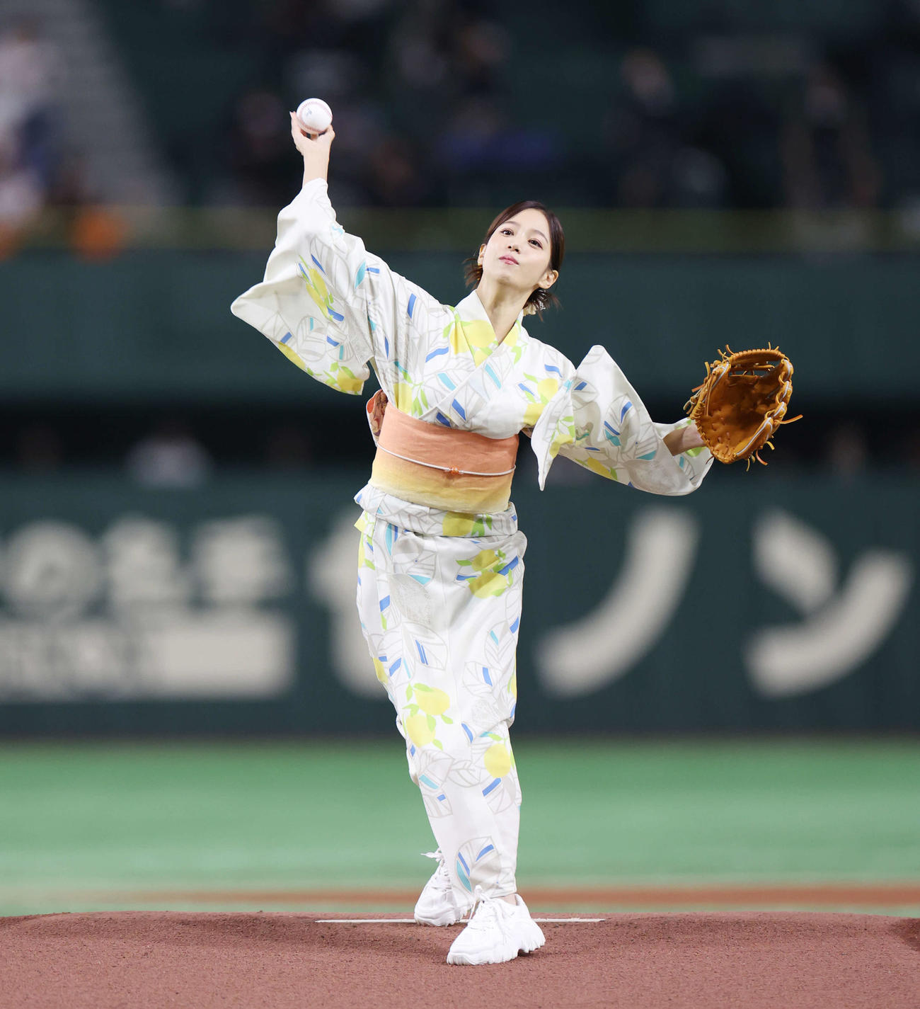 巨人対DeNA　始球式で投球する鷲見玲奈アナウンサー（撮影・宮地輝）