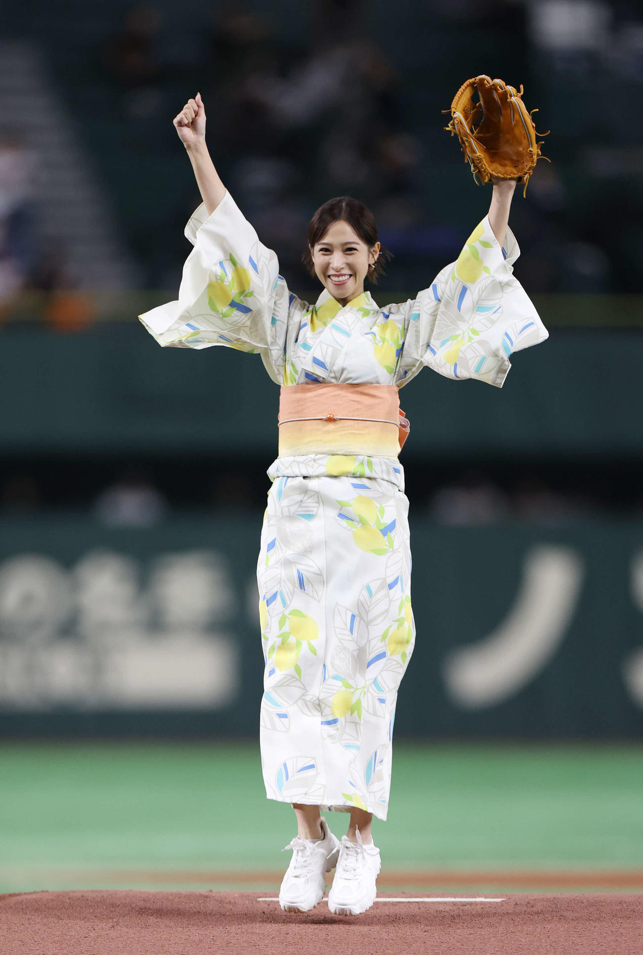 巨人対DeNA　始球式で投球し、笑顔でガッツポーズする鷲見玲奈アナウンサー（撮影・宮地輝）