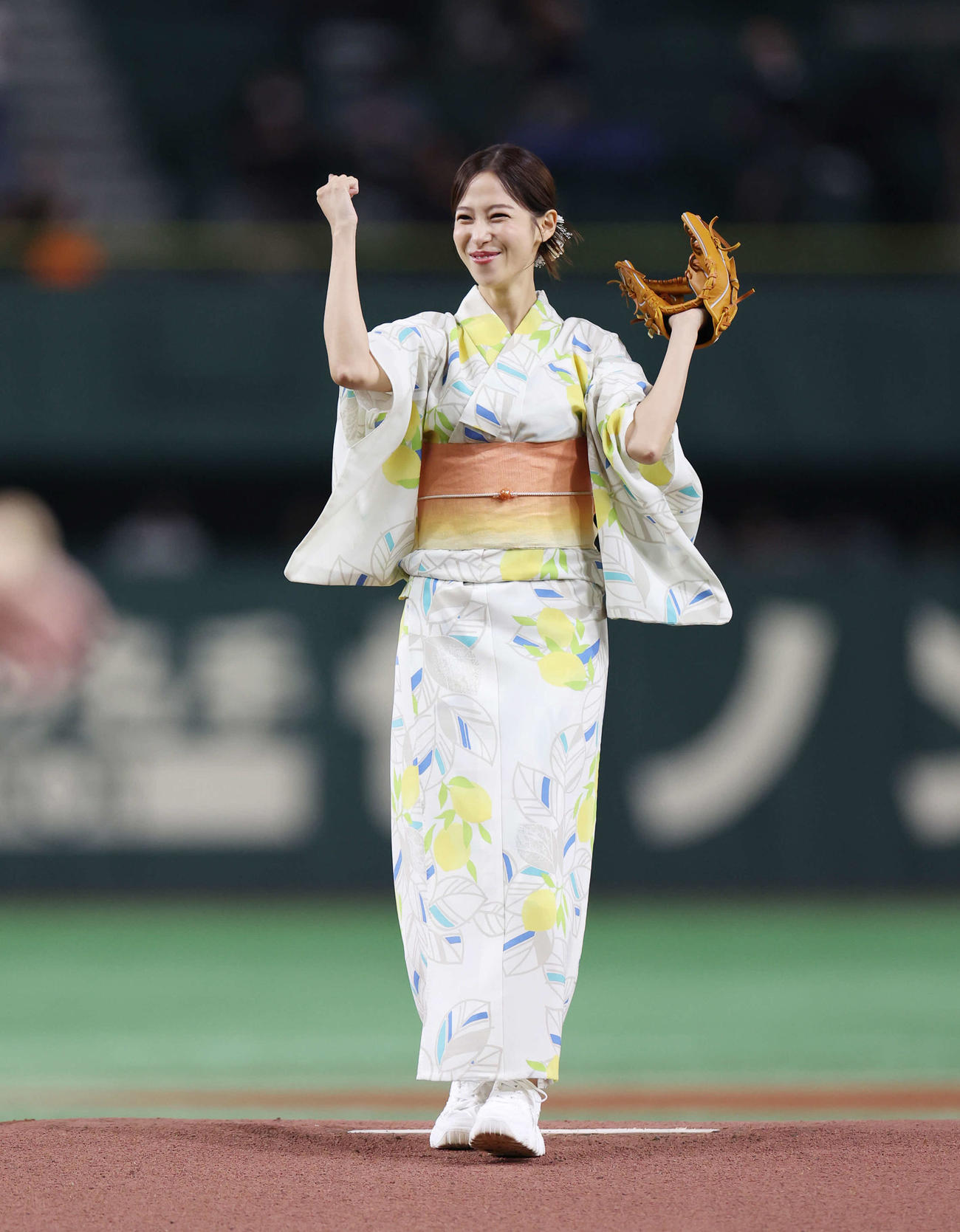 巨人対DeNA　始球式で投球し、笑顔でガッツポーズする鷲見玲奈アナウンサー（撮影・宮地輝）