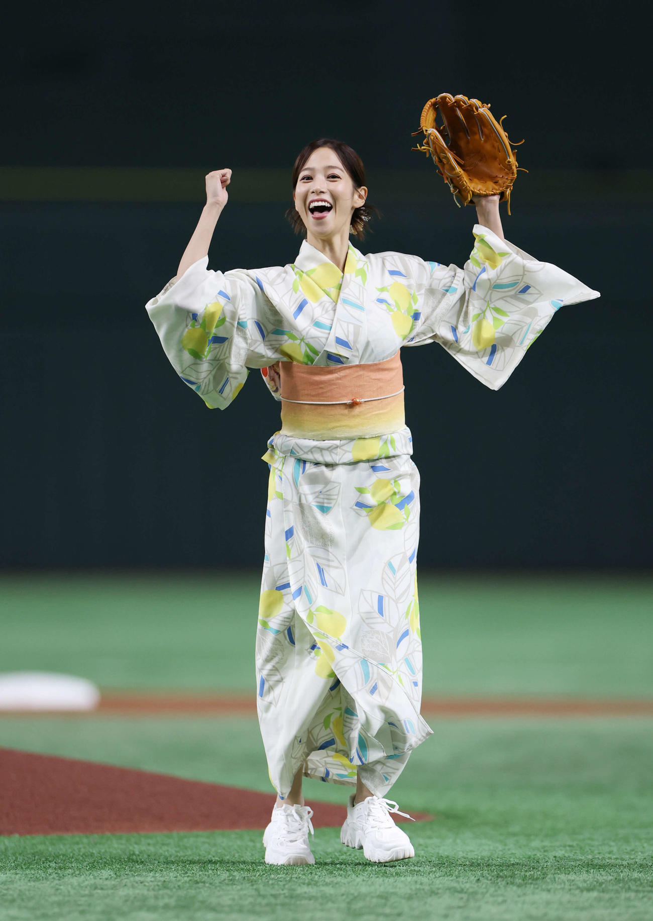 巨人対DeNA　始球式で投球し、笑顔でガッツポーズする鷲見玲奈アナウンサー（撮影・宮地輝）
