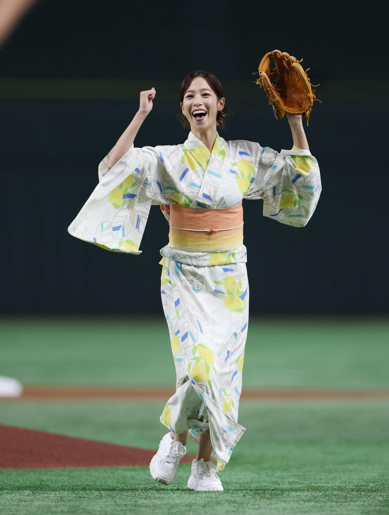 巨人対DeNA　始球式で投球し、笑顔でガッツポーズする鷲見玲奈アナウンサー（撮影・宮地輝）