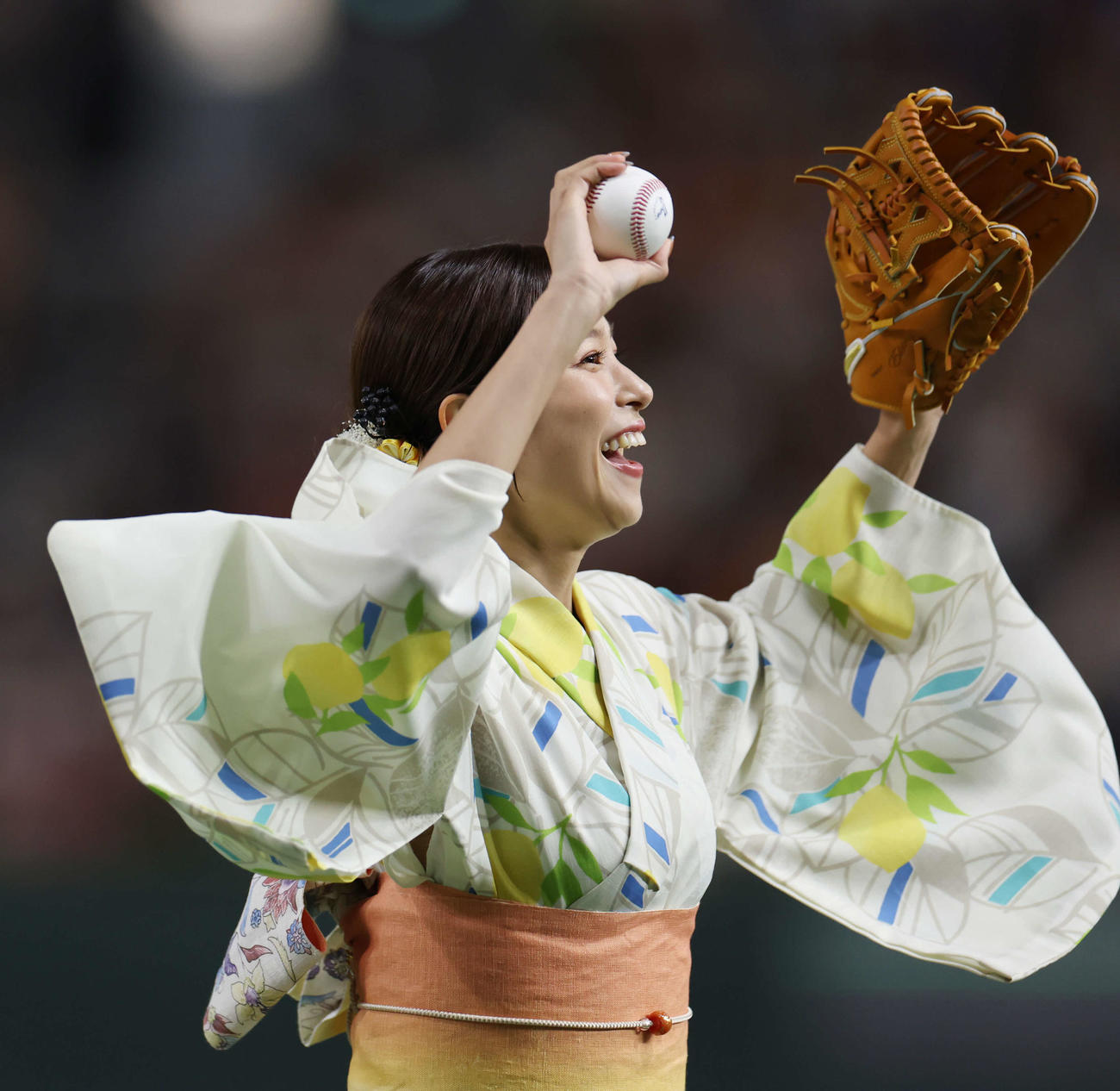 巨人対DeNA　始球式を務め、笑顔で手を振る鷲見玲奈アナウンサー（撮影・宮地輝）