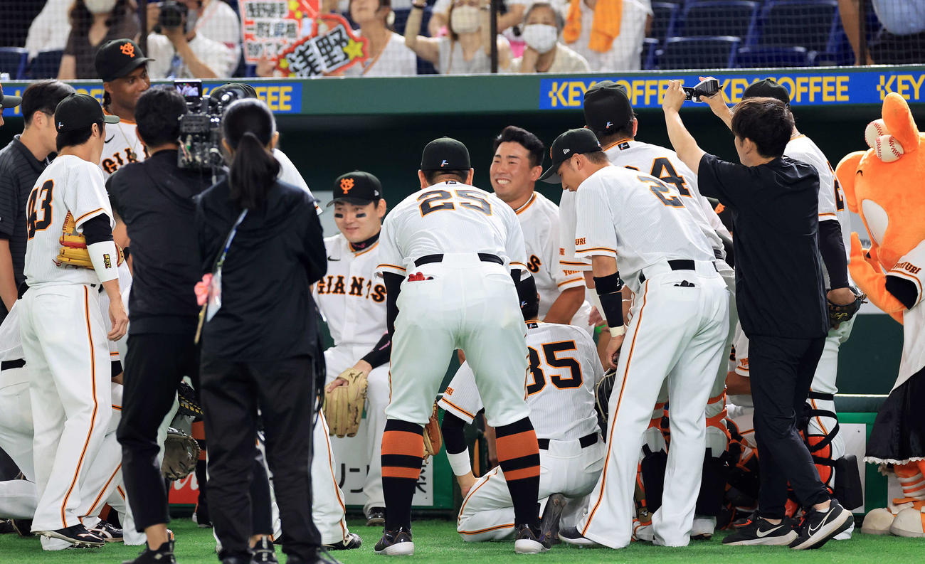 巨人対DeNA　試合前円陣で声出しする巨人浅野（中央奥）（撮影・浅見桂子）