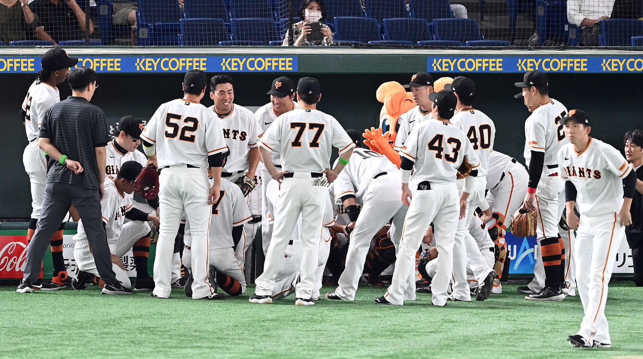 巨人対DeNA　試合前の円陣で笑顔を見せる巨人浅野（撮影・たえ見朱実）