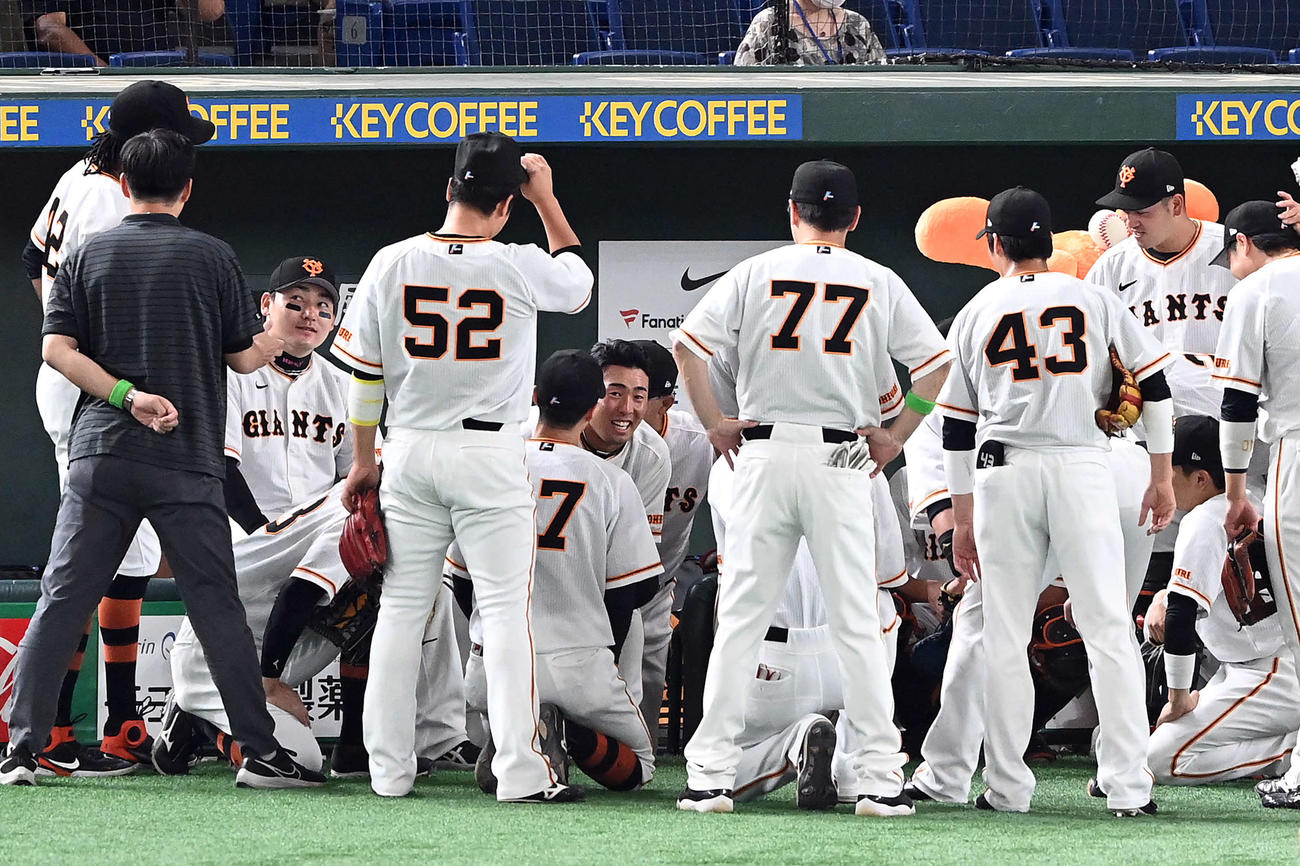 巨人対DeNA　試合前の円陣で声出しをする巨人浅野（中央）（撮影・たえ見朱実）
