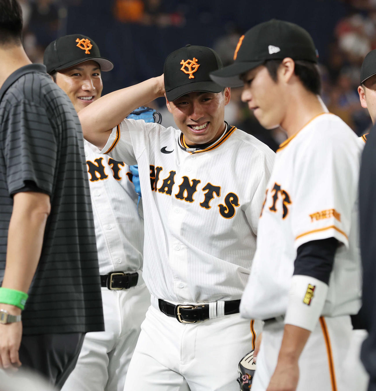 巨人対DeNA　試合前円陣で声出しを務め照れ笑いの巨人浅野（撮影・宮地輝）