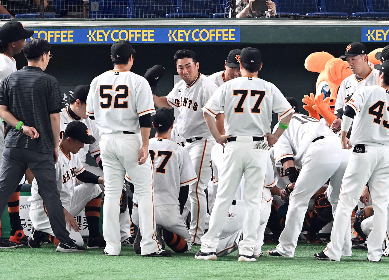 巨人対DeNA　試合前の円陣で帽子をとってあいさつをする巨人浅野（撮影・たえ見朱実）