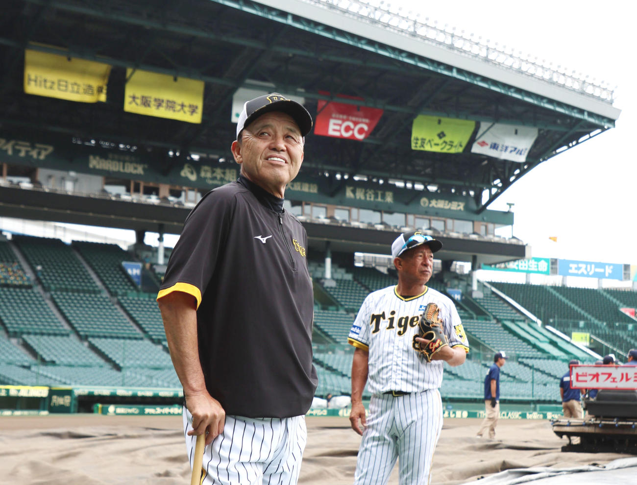 空模様を見つめる岡田監督（撮影・加藤哉）