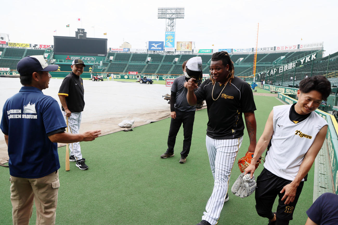 外野での練習を終えたミエセス（右）は岡田監督に一礼してあいさつする（撮影・加藤哉）