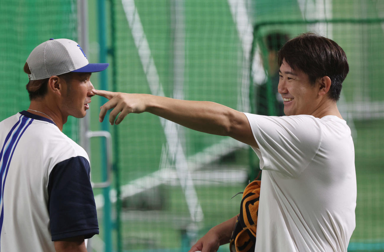 巨人対DeNA　試合前、DeNA大田（左）と笑顔で会話する巨人菅野（撮影・宮地輝）