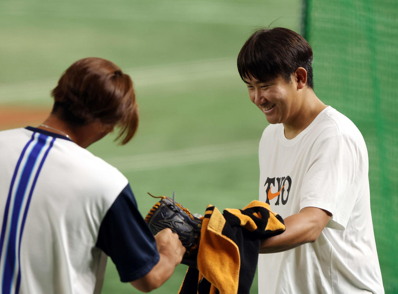 巨人対DeNA　試合前、DeNA大田（左）とグータッチする巨人菅野（撮影・宮地輝）
