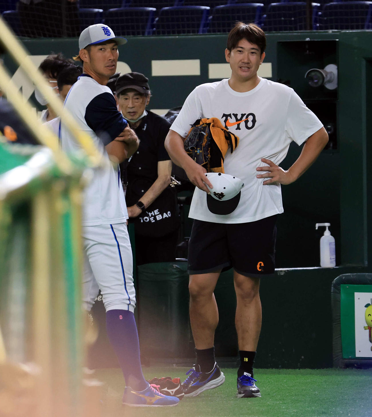 巨人対DeNA　試合前、話し込む巨人菅野（右）とDeNA大田（撮影・浅見桂子）