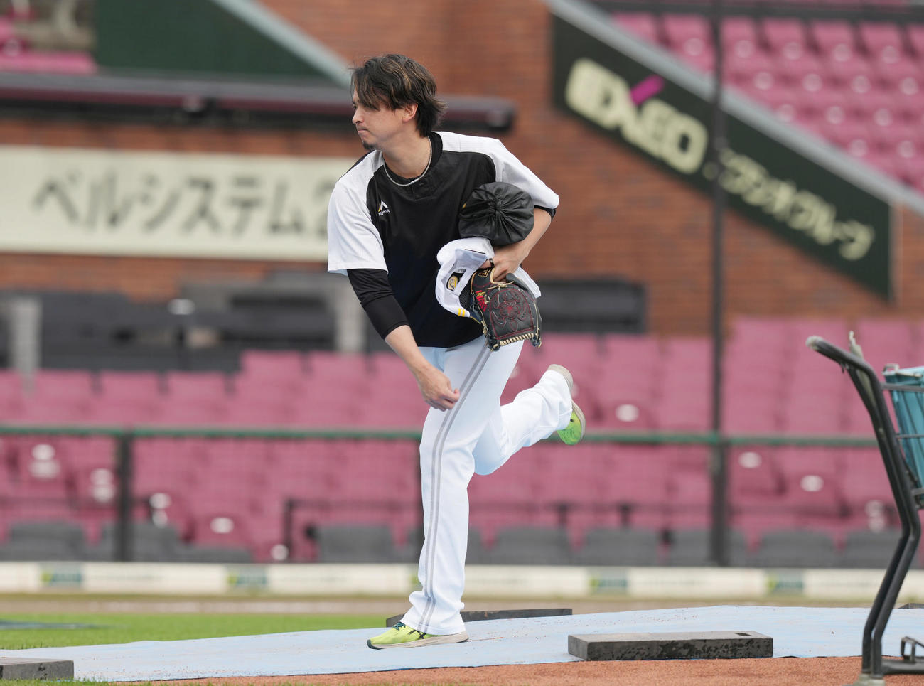 楽天対ソフトバンク　試合前にマウンドを確認する東浜（撮影・狩俣裕三）
