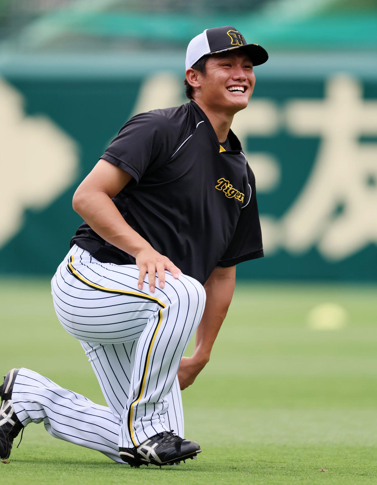 阪神対ヤクルト　キャッチボール中、笑顔を見せる西純（撮影・加藤哉）