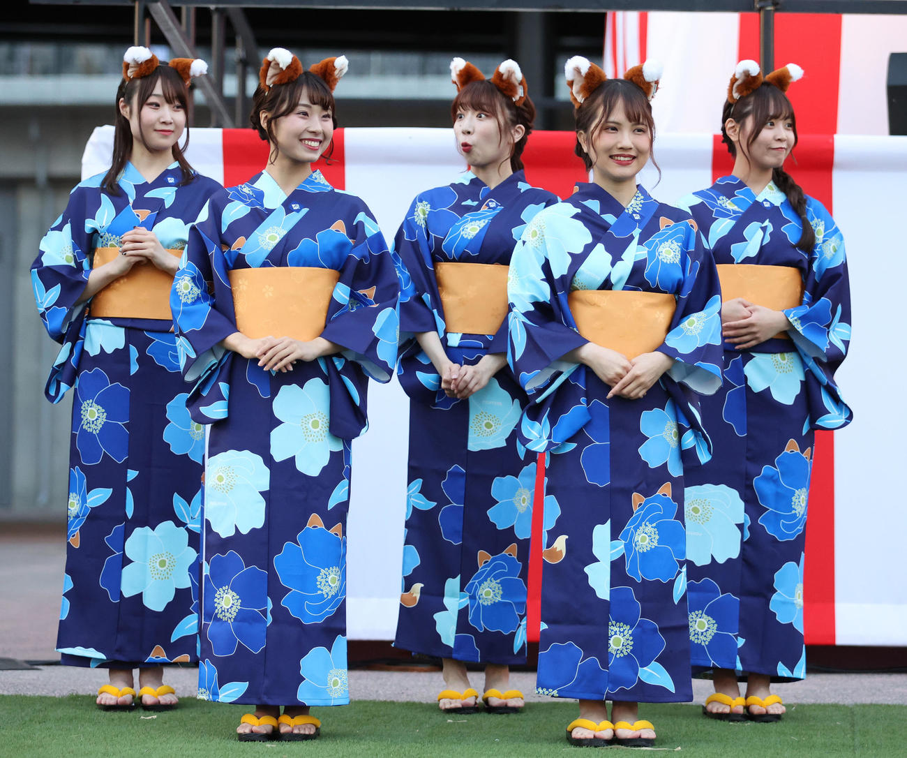 エスコンフィールド北海道で行われた「F VILLAGE　超提灯祭り」の点灯式に浴衣姿で登場するファイターズガール（撮影・佐藤翔太）