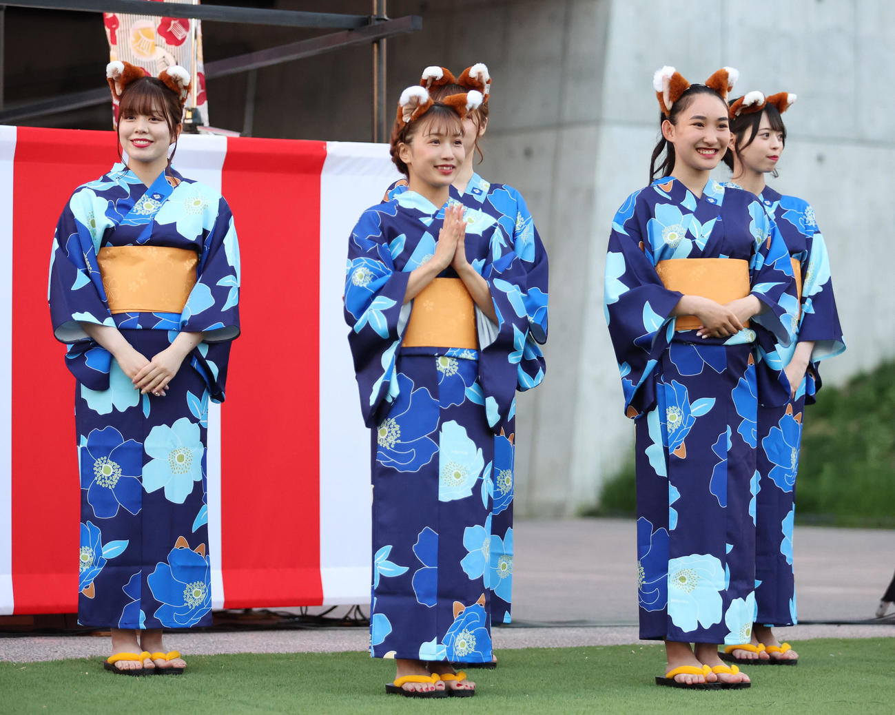 エスコンフィールド北海道で行われた「F VILLAGE　超提灯祭り」の点灯式に浴衣姿で登場するファイターズガール（撮影・佐藤翔太）