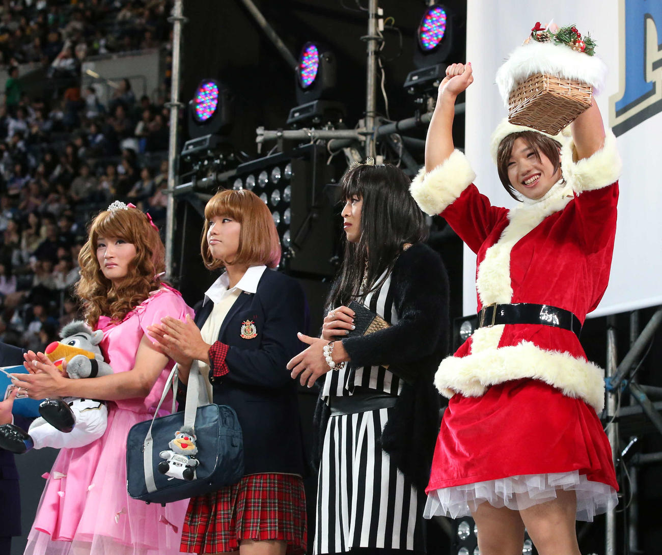 日本ハムファンフェスティバル2014　女装コンテストで1位に輝いた谷口雄也外野手（右）は歓声に応える。左端は中村勝投手、同2人目は石川亮捕手、同3人目は榎下陽大投手＝2014年11月22日
