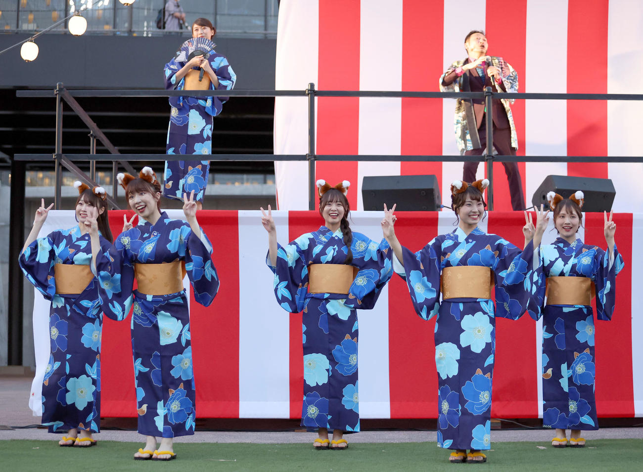 エスコンフィールド北海道で行われた「F VILLAGE　超提灯祭り」の点灯式に浴衣姿で登場し盆踊りを披露するファイターズガール（撮影・佐藤翔太）