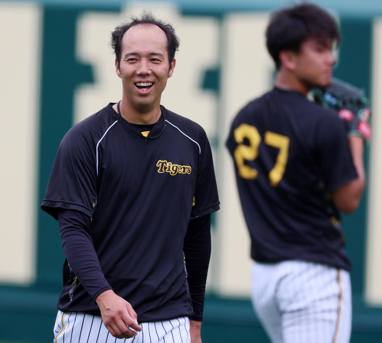 練習で笑顔を見せる青柳。右は伊藤将（撮影・加藤哉）
